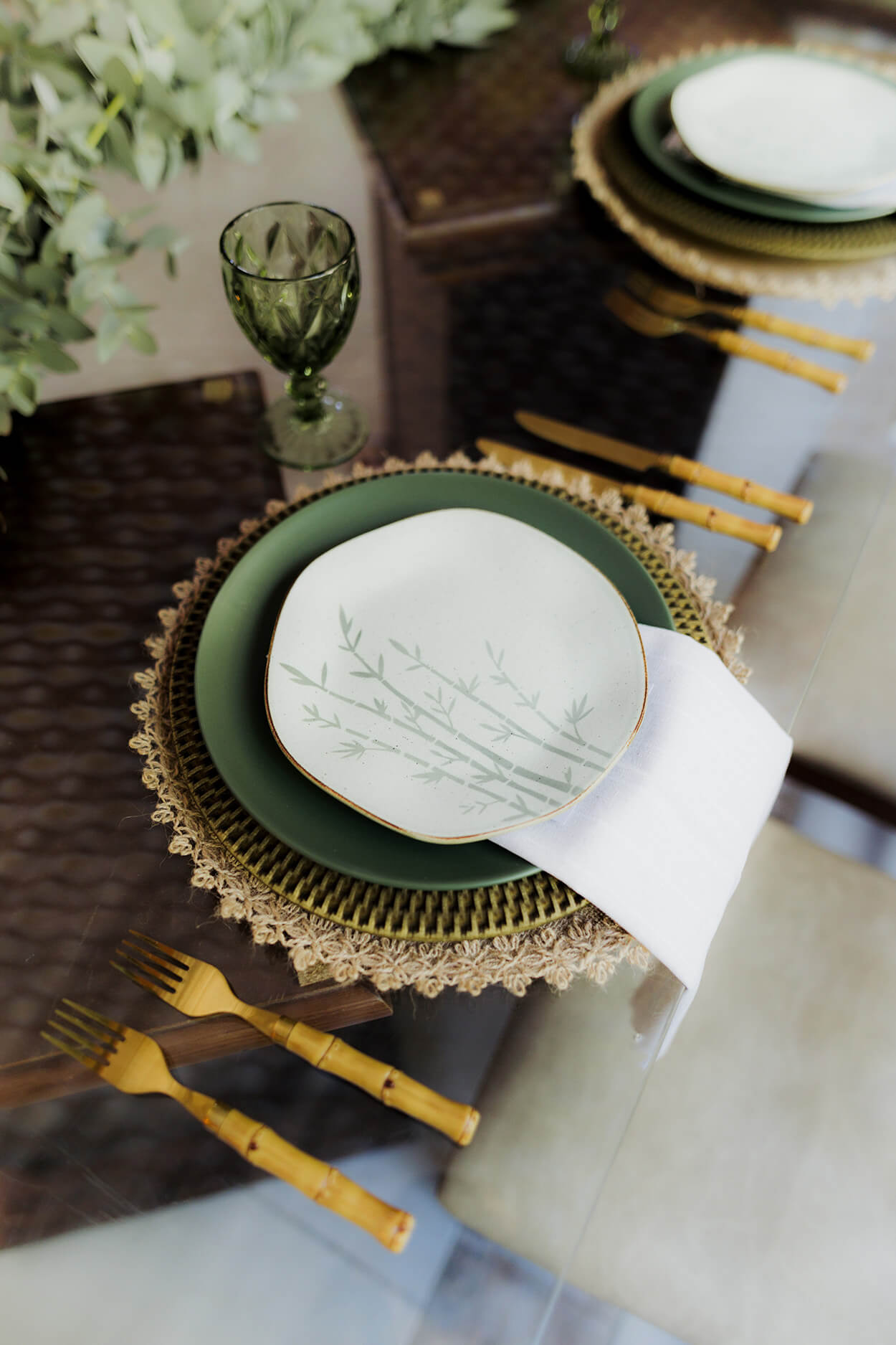 mesa posta com sousplat delicado e prato verde