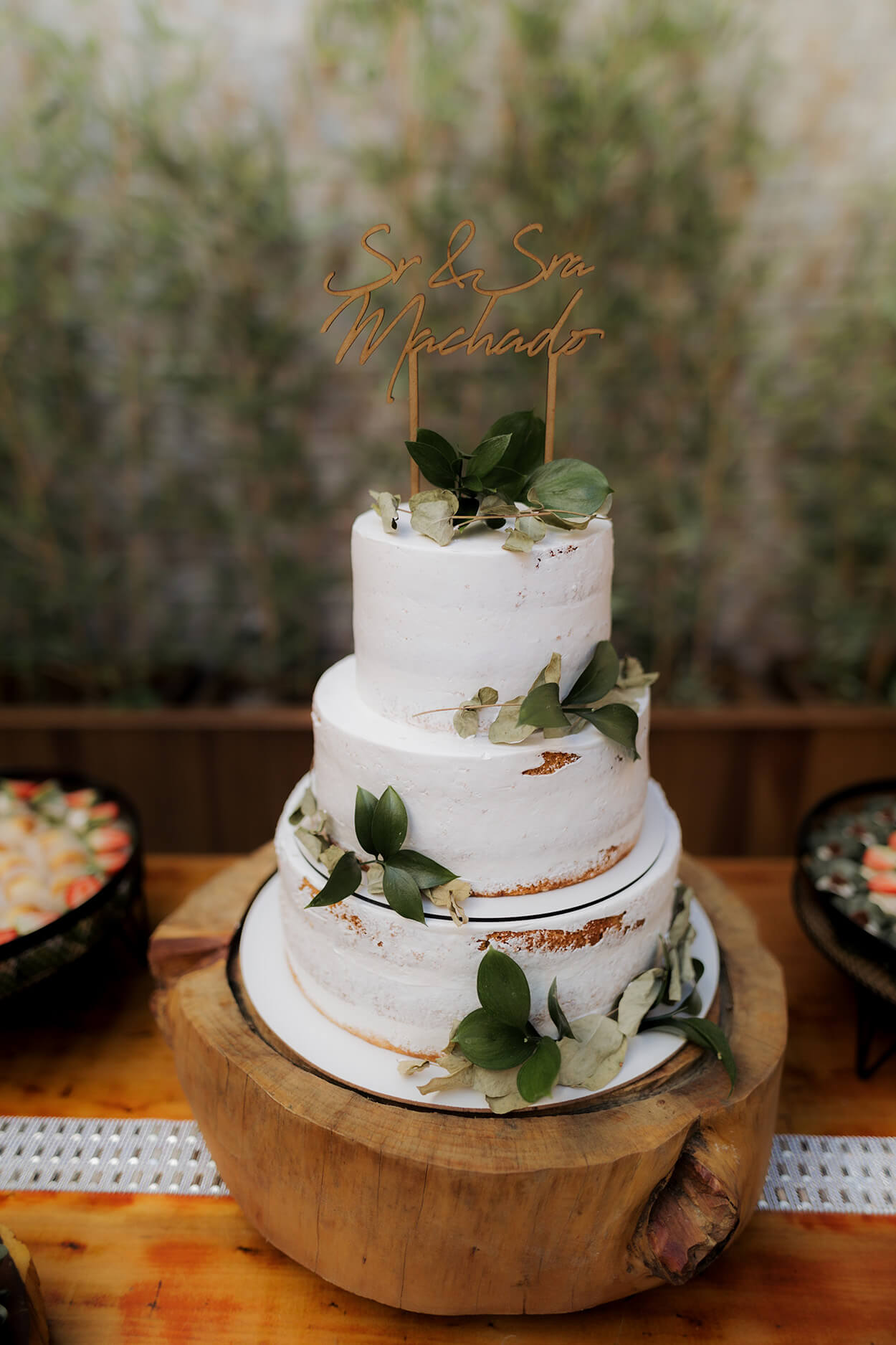 bolo de casamento branco semi espatulado com folhas verdes