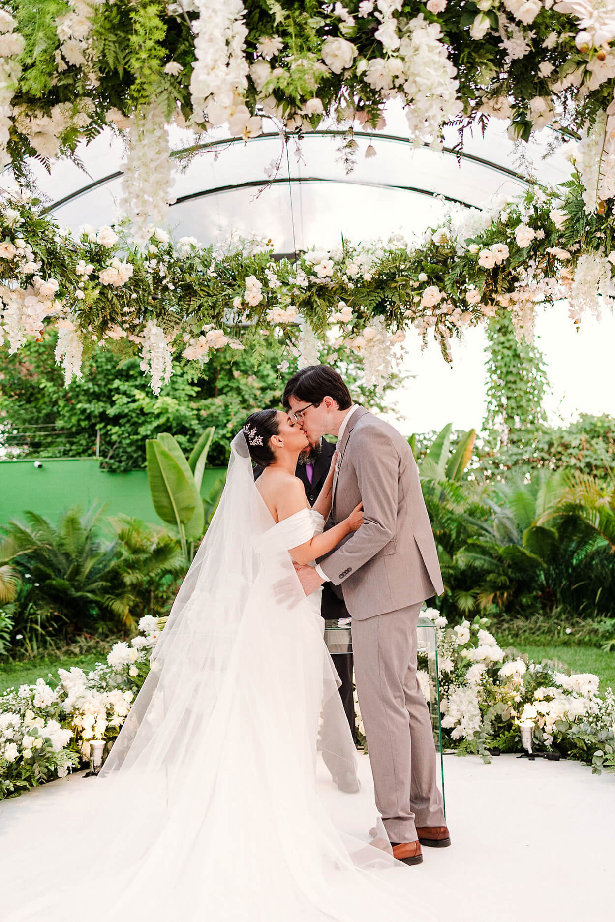noivos se beijando na cerimônia de casamento