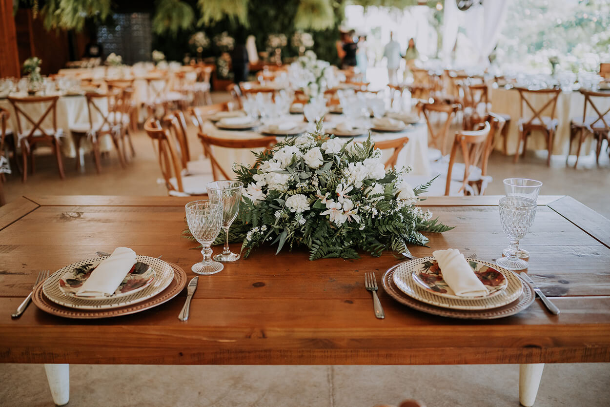 mesa posta com flores brancas no centro
