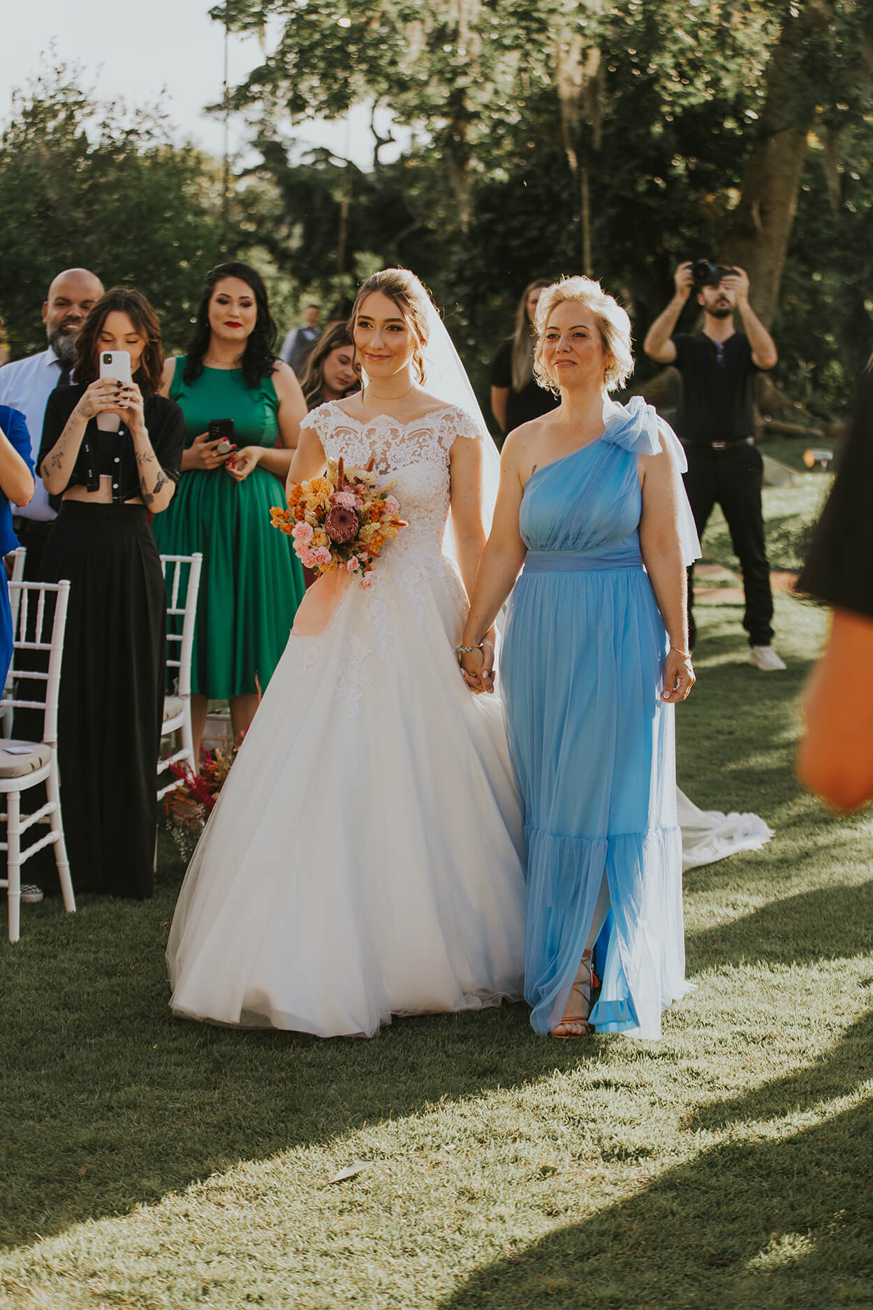 entrada da noiva com a sua mãe usando vetsido longo azul serenity