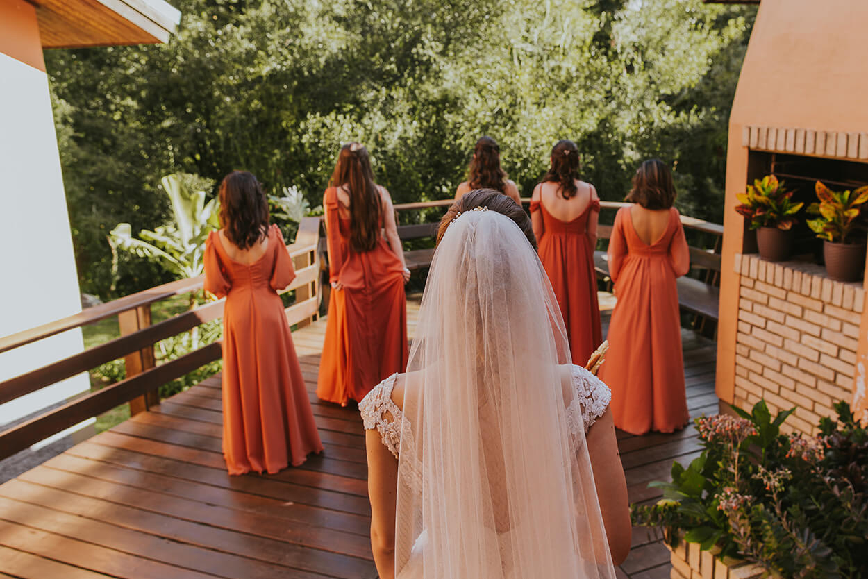 noiva e madrinhas com vestidos terracota na varanda
