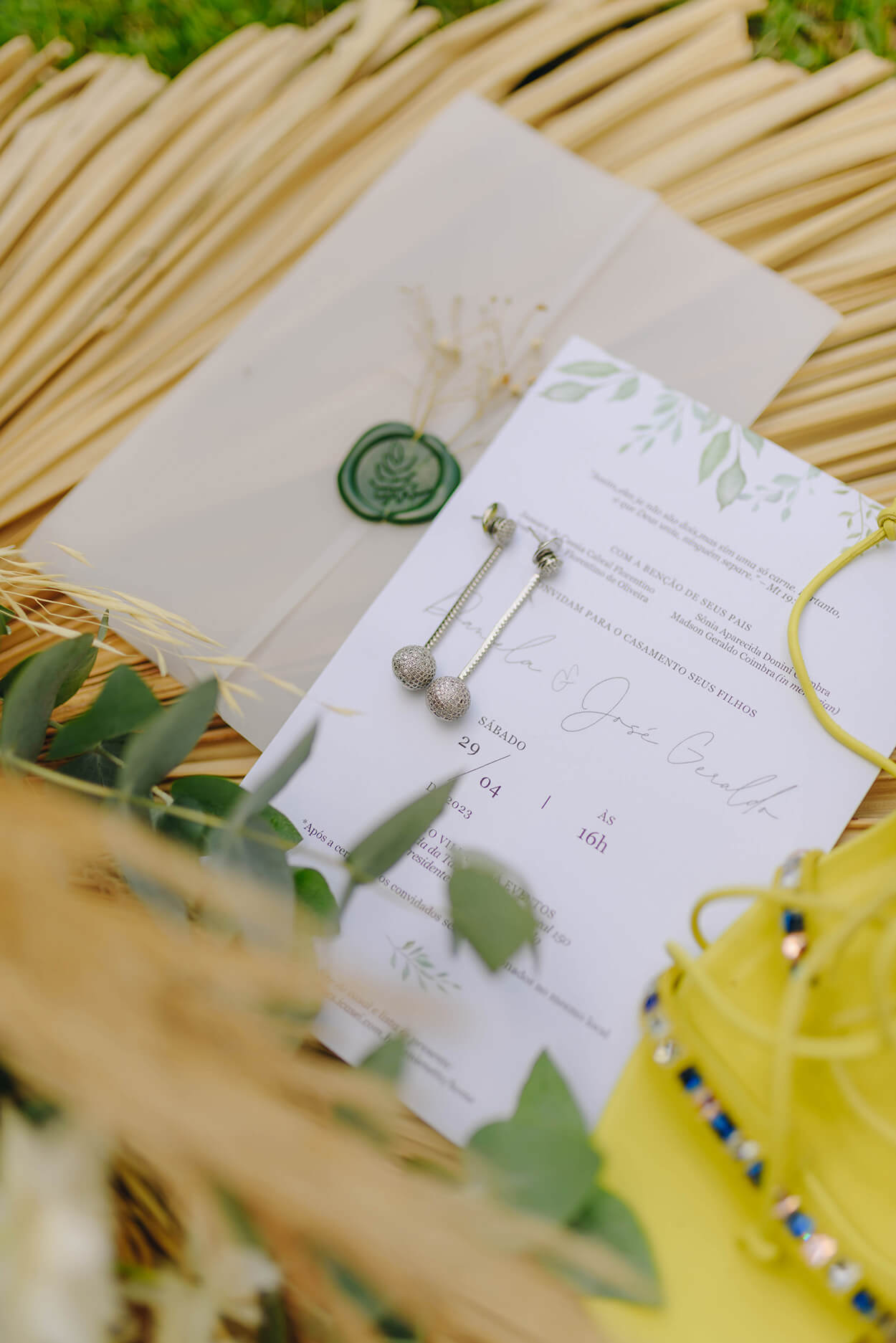 convite de casamento branco com selo de cera verde