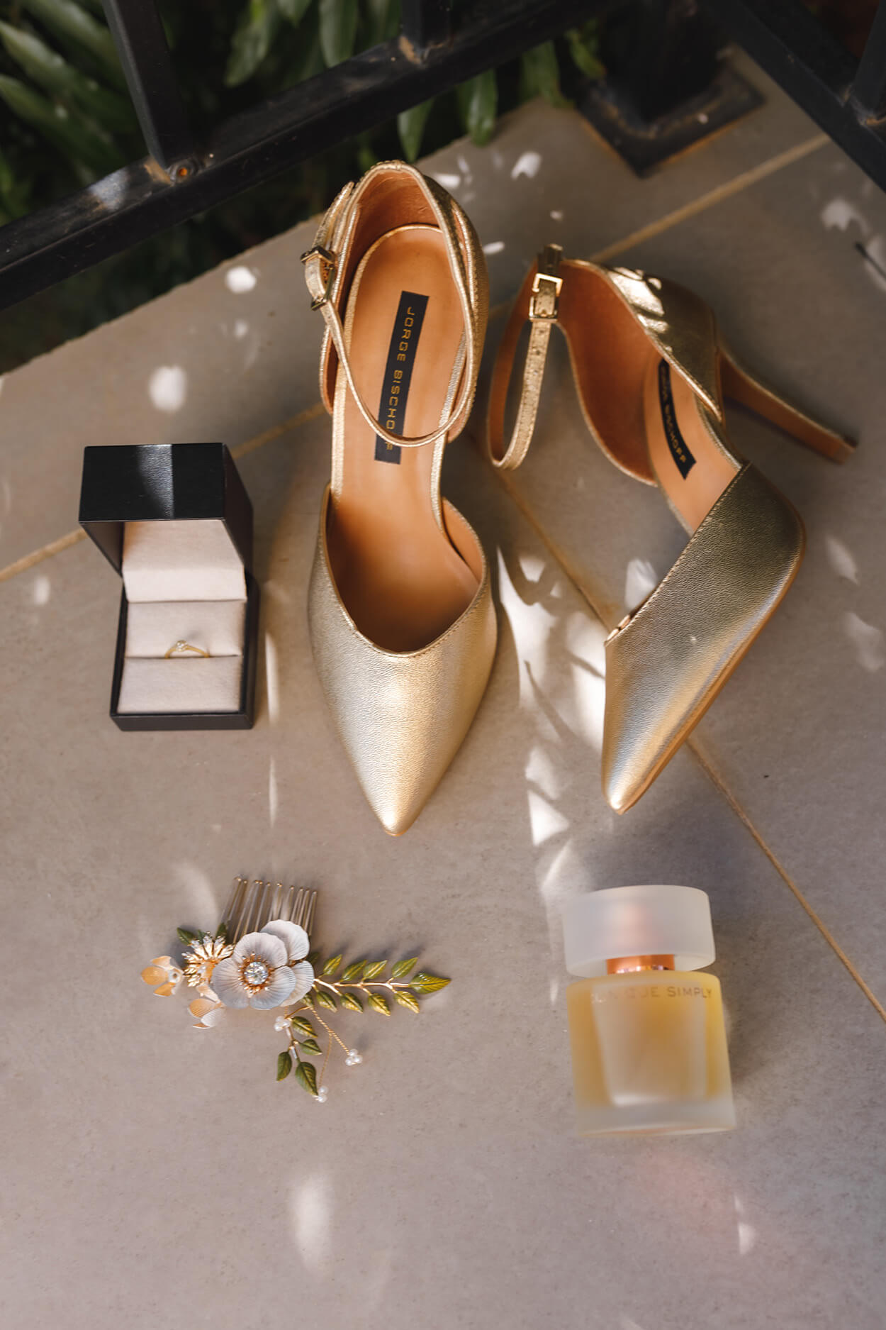 sandália dourada com perfume e grinalda com flores