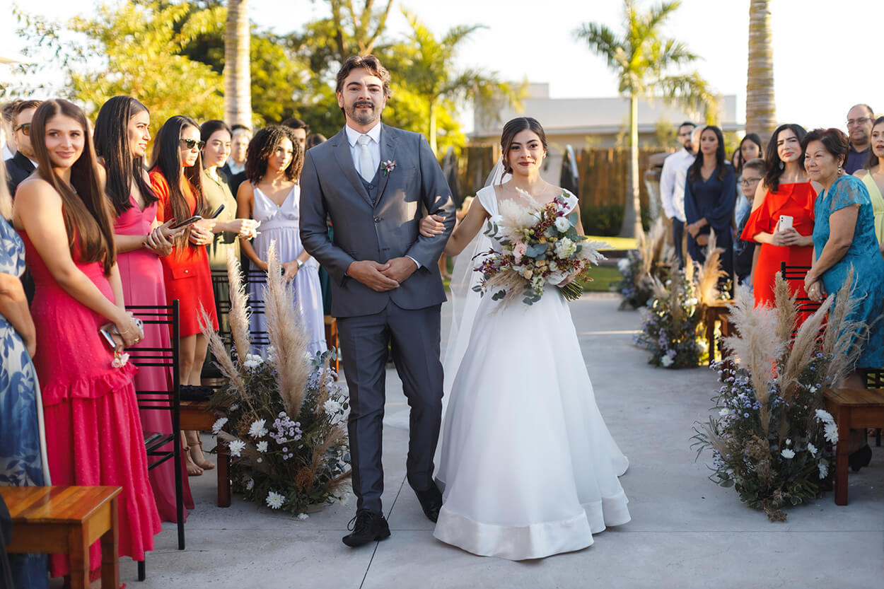 entrada da noiva com o pai com terno cinza