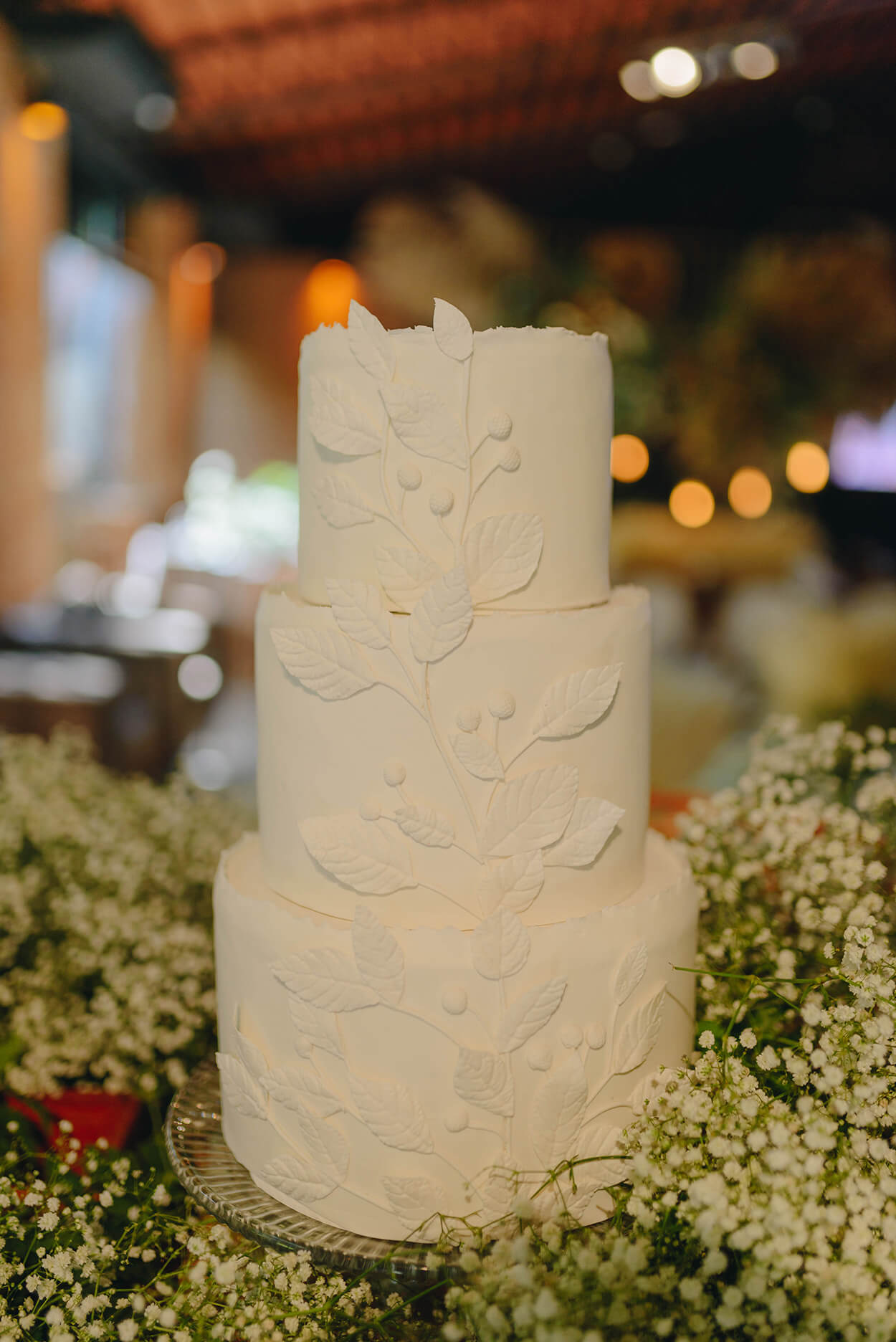 bolo de casamento branco com textura de folhas