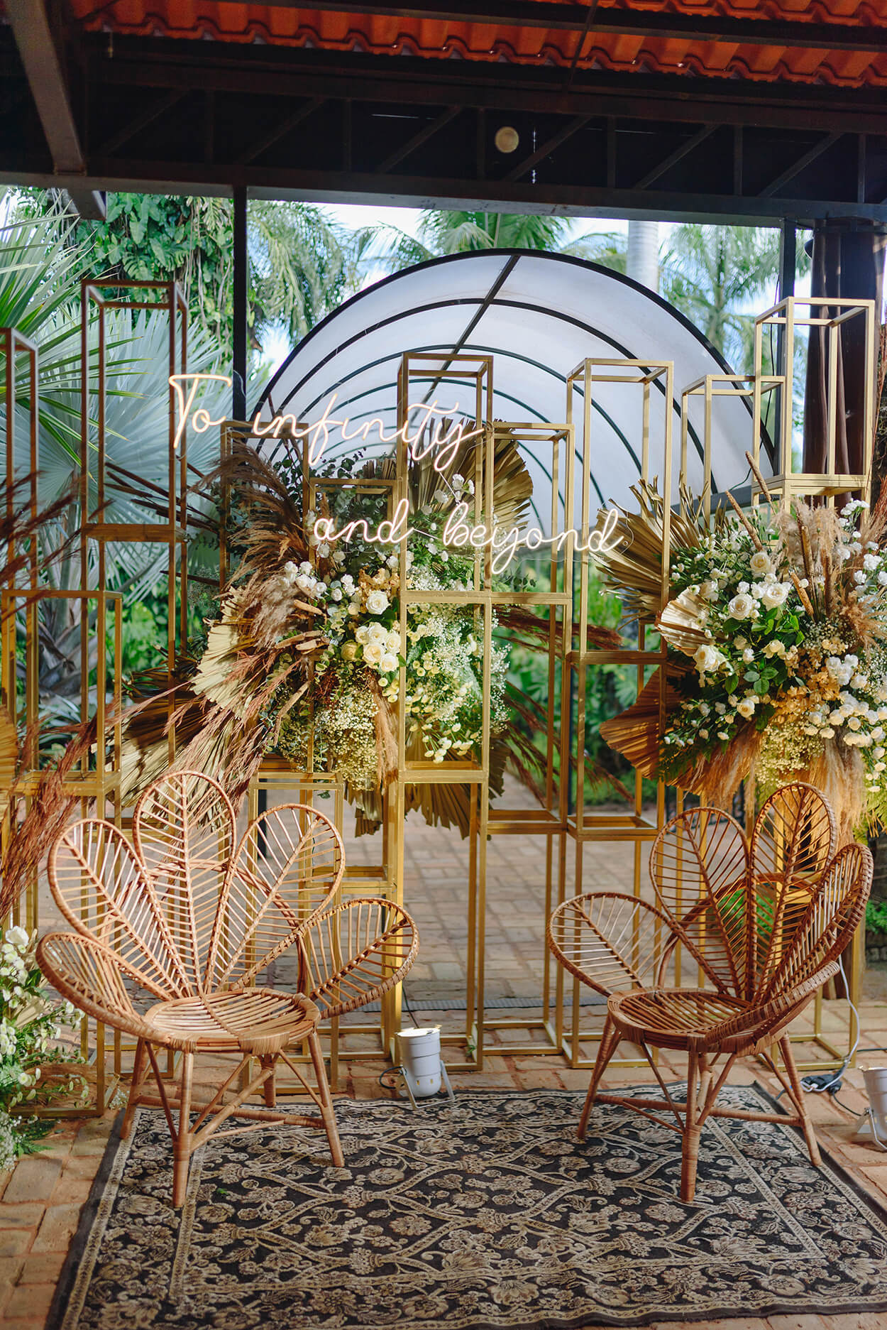 estante decorada com flores e cadeiras pavão