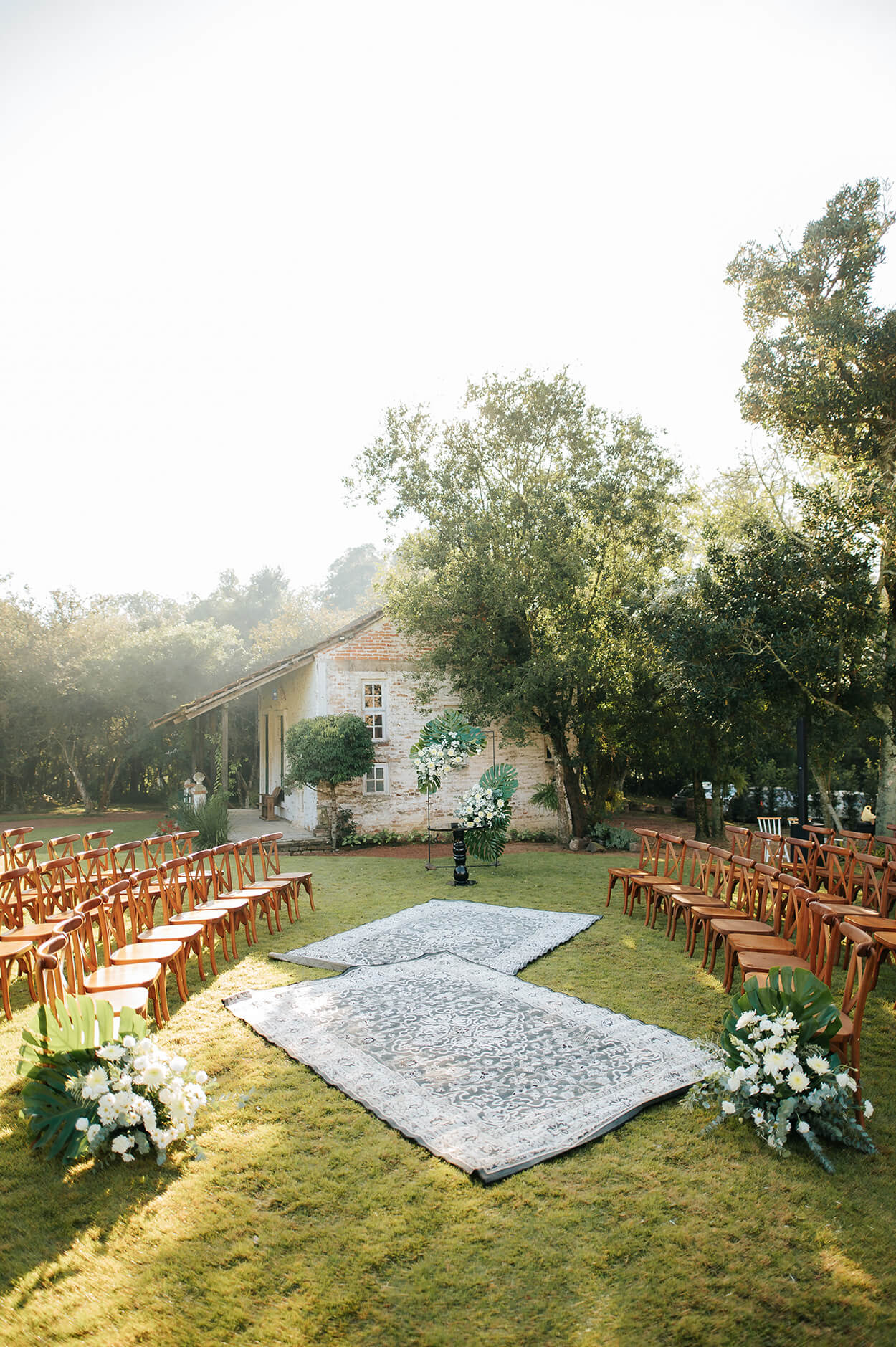 cadeiras de madeira em círculo para altar de casamento no campo