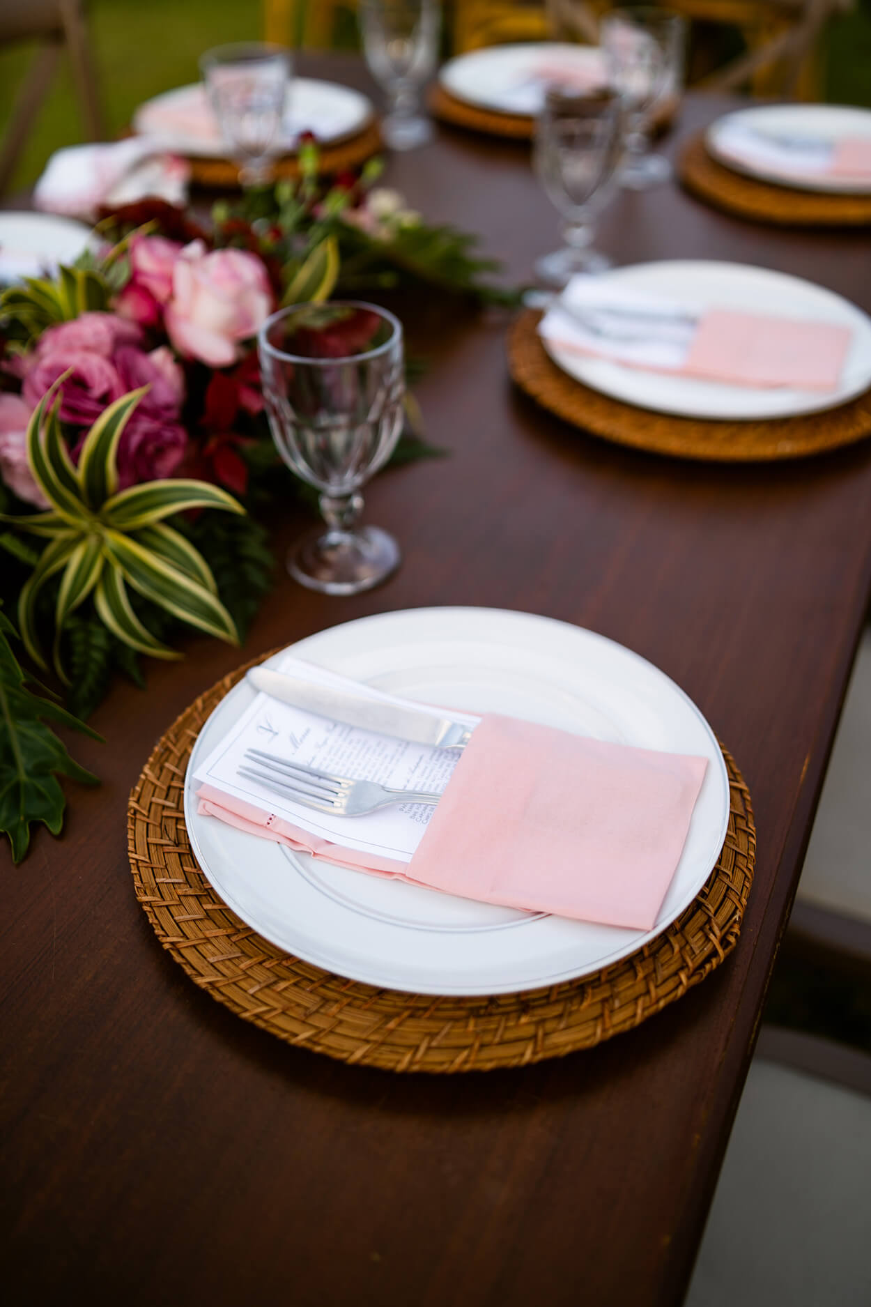 mesa posta com sousplat de vime e guardanapo rosa