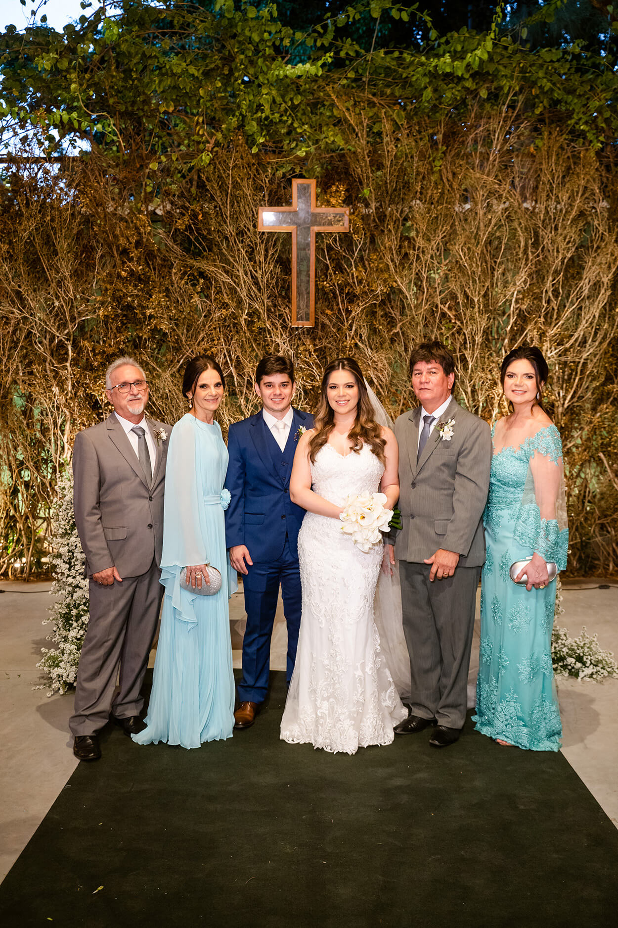 noivos e pais aos lado com terno cinza e mães com vestidos longo azul serenity