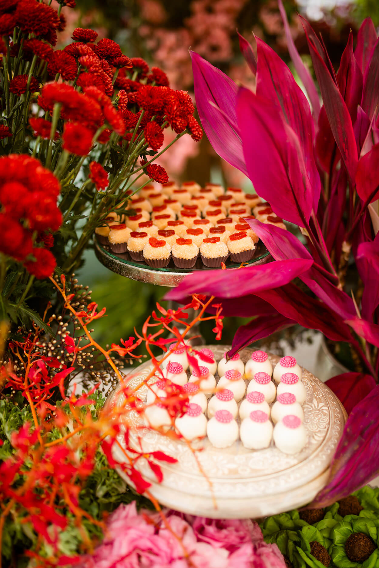 bandejas com doces de casamento e flores e folhagens vermelhas
