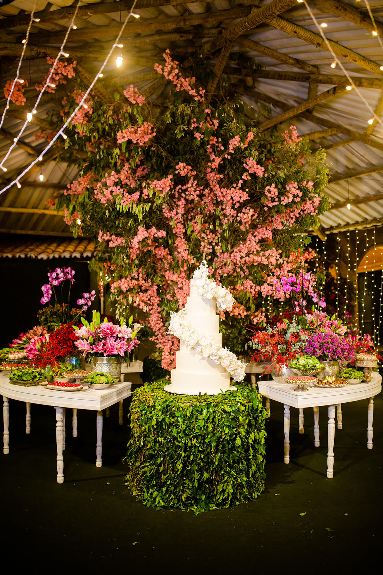 mesas com bolo de casamento branco clássico e floral e flores