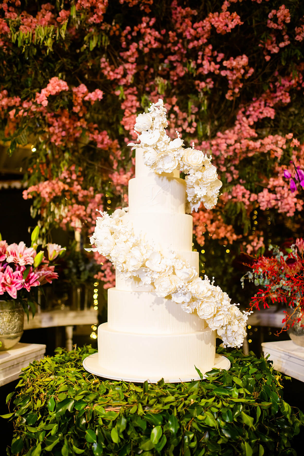 mesa com bolo de casamento branco clássico e floral e flores