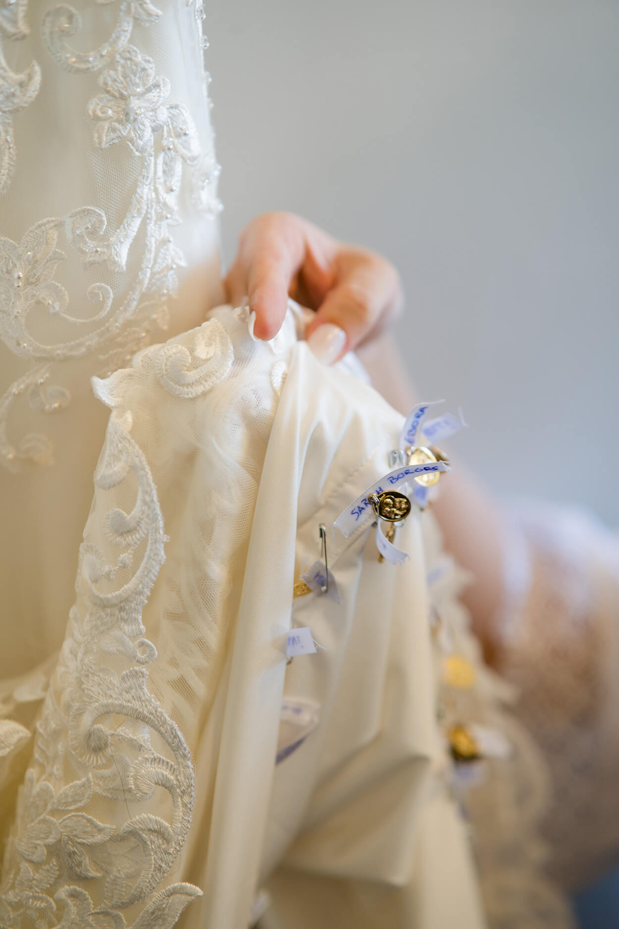vestido de noiva com broches
