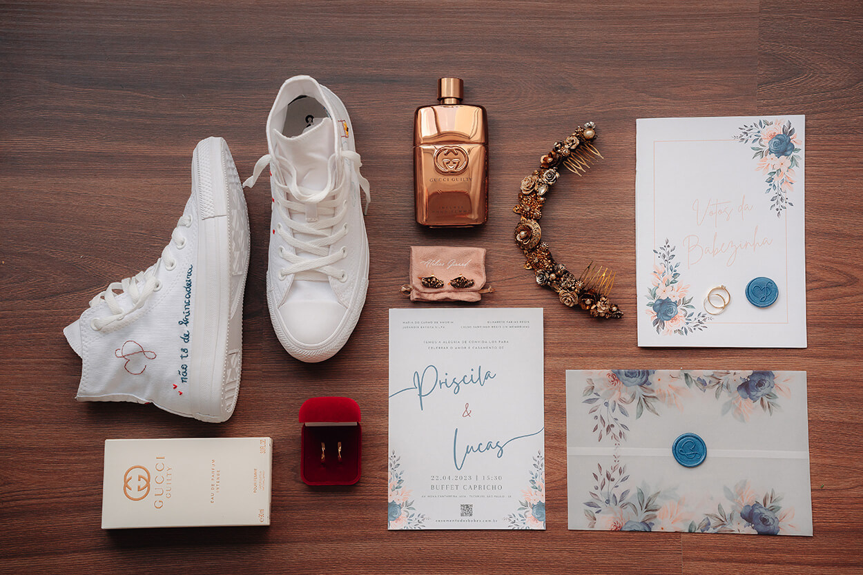 tênis branco caixa de perfume e grinalda e convites de casamento branco e azul