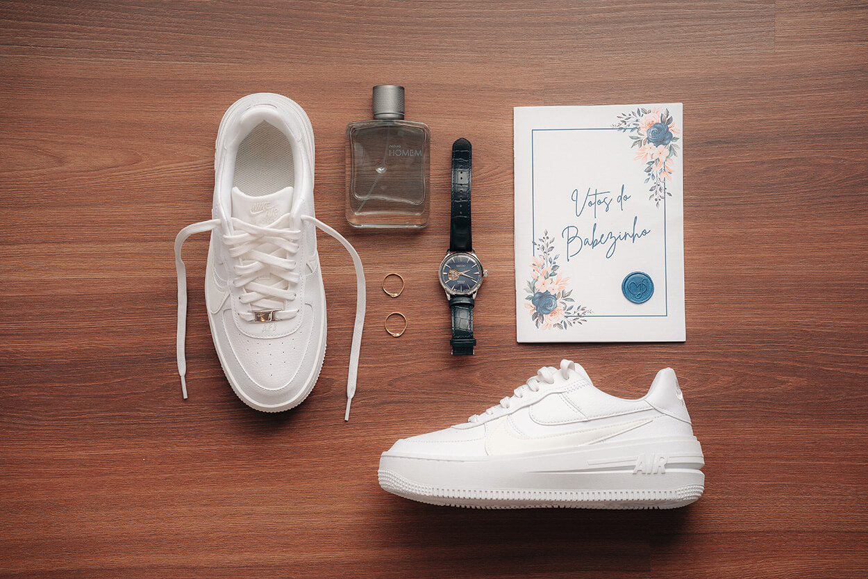 tênis branco perfume relógio preto e caderno de votos branco e azul