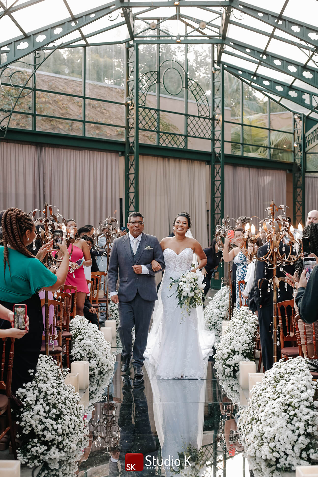 entrada da noiva com pai com terno cinza