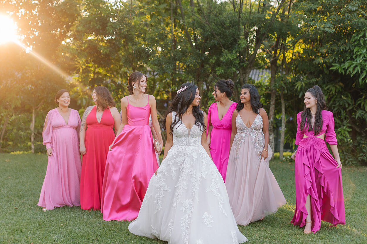 noiva ao lado das madrinhas com vestido cor de rosa