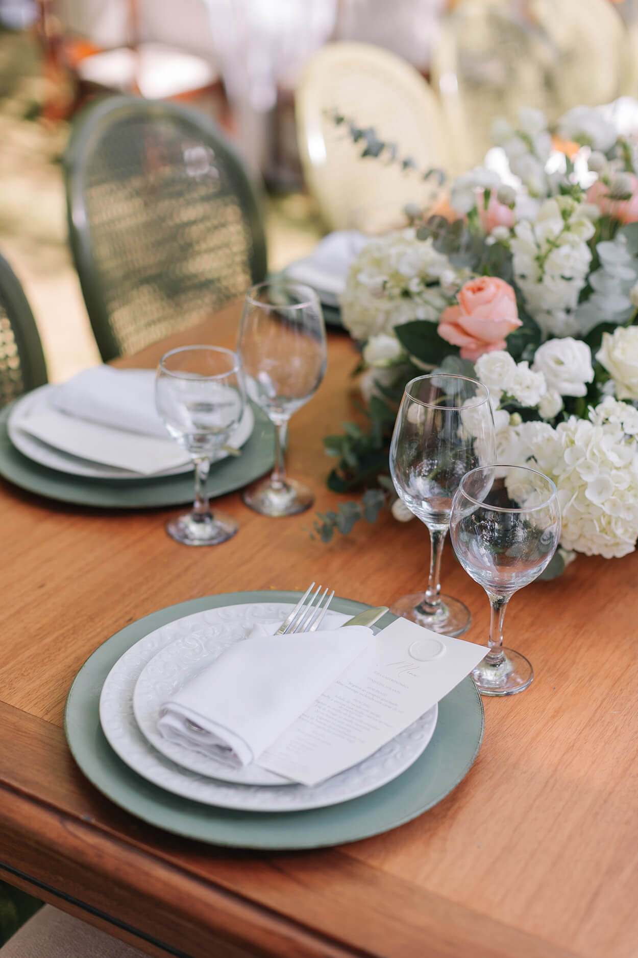 mesa posta com flores brancas e rosas e sousplat verde