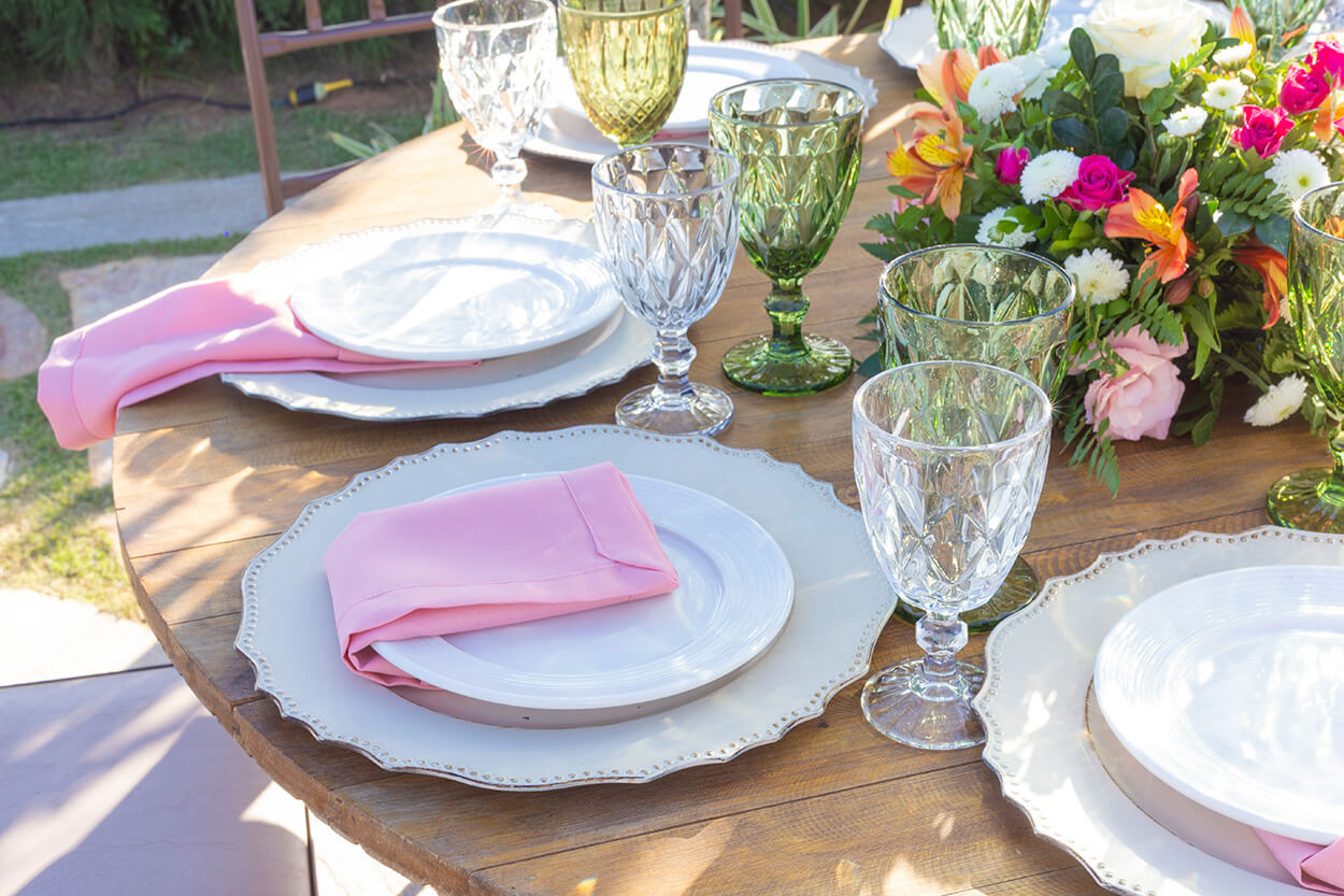 mesa posta com guardanapo rosa