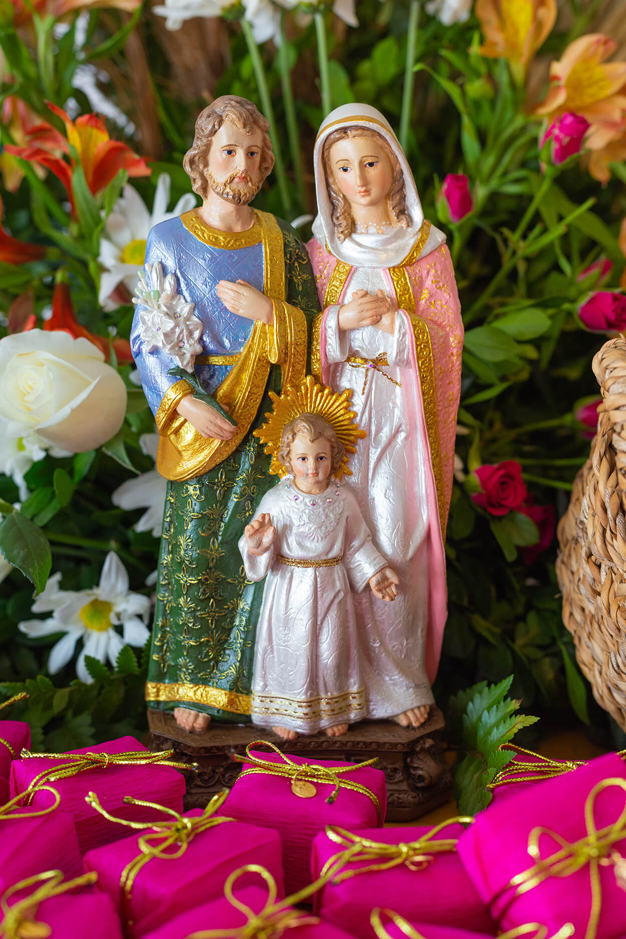 imagem de santos e bem casadaos com embalagem rosa pink com fita dourada