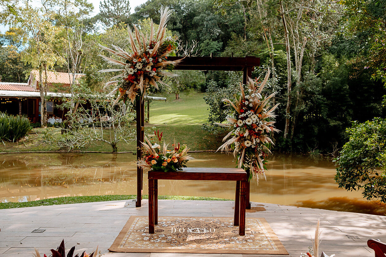 altar simples com arranjos com flores e capim dos pampas