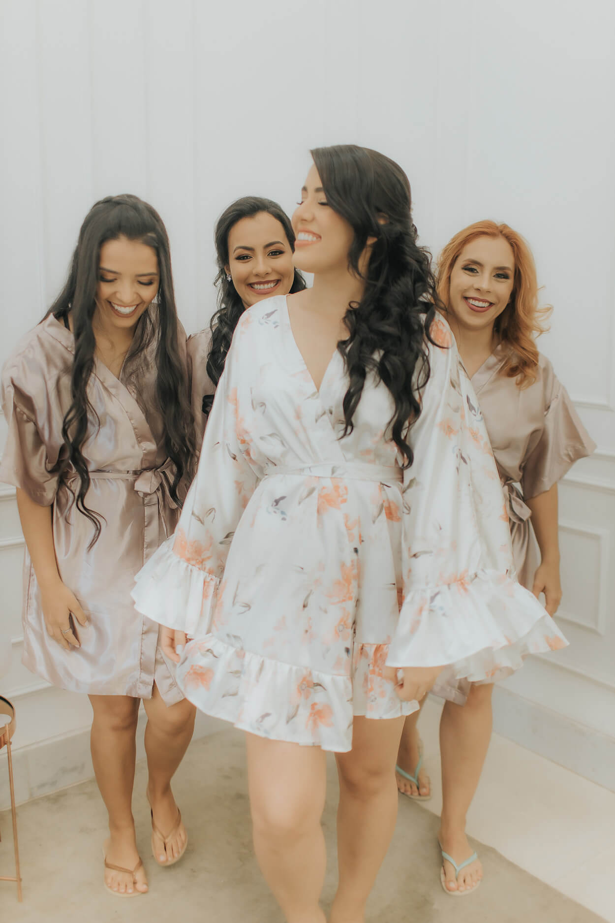 quatro mulheres com robe branco floral