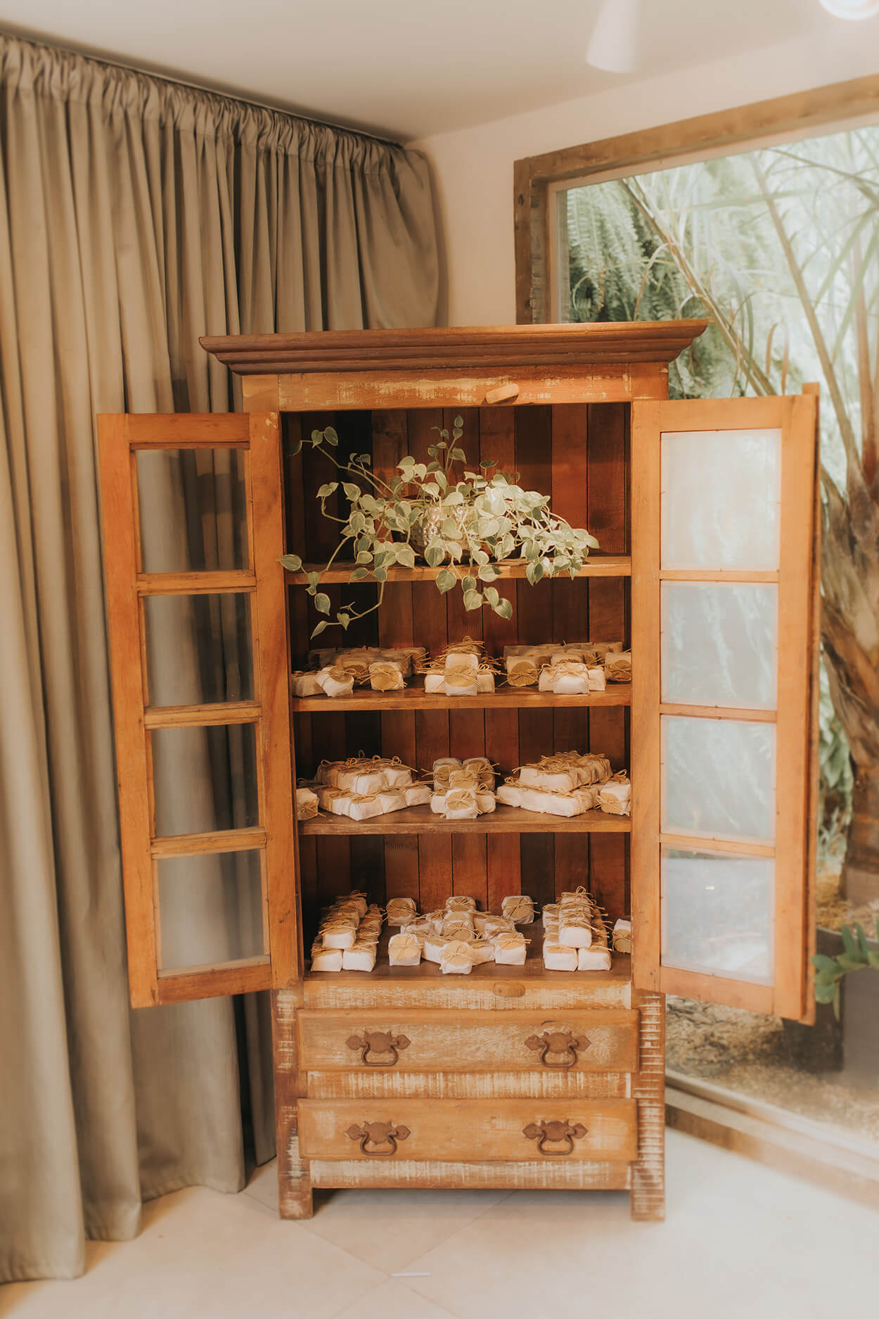 armário de madeira rústico com flores e bem-casados