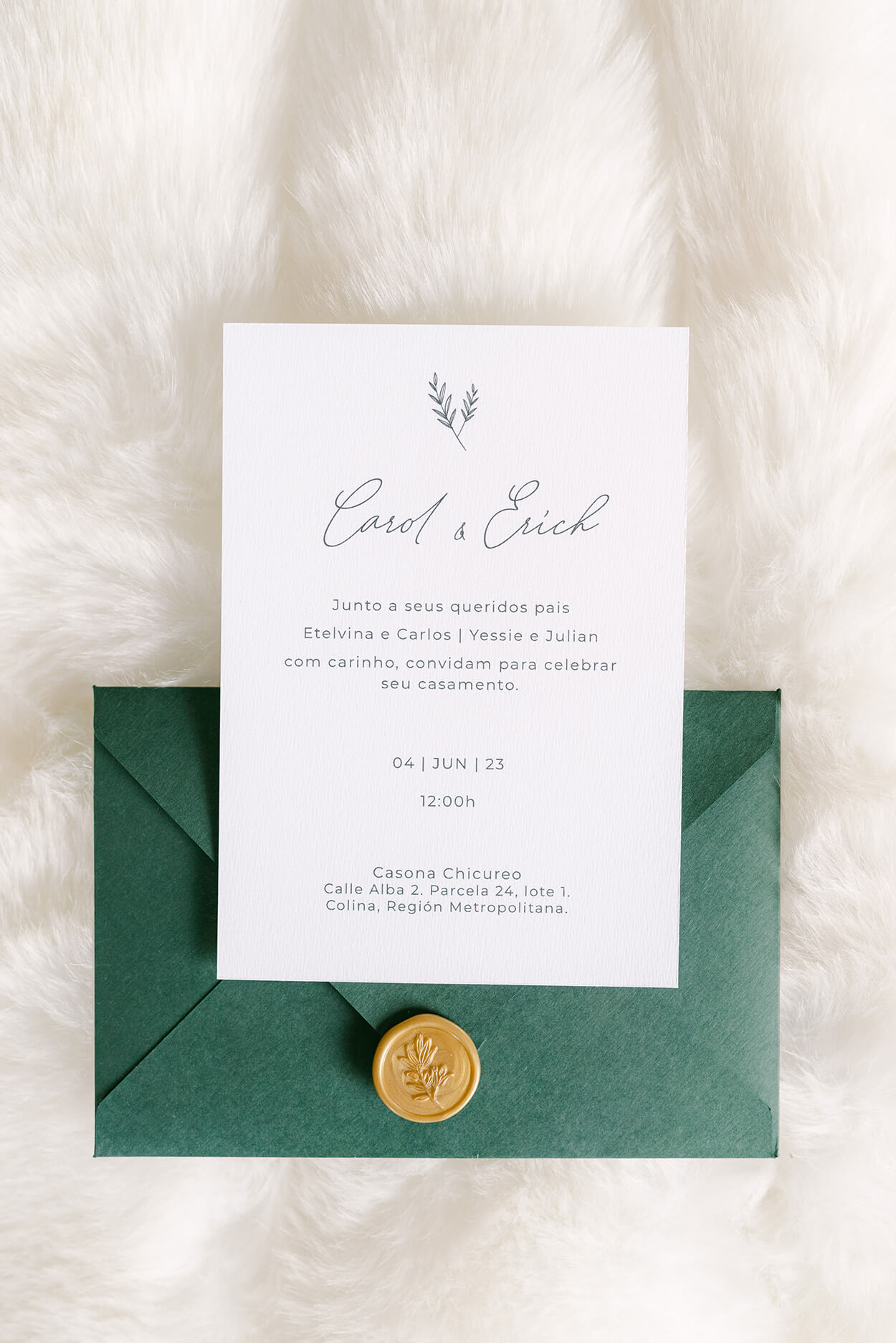 convite de casamento branco minimalista com envelope verde com selo de cera dourado