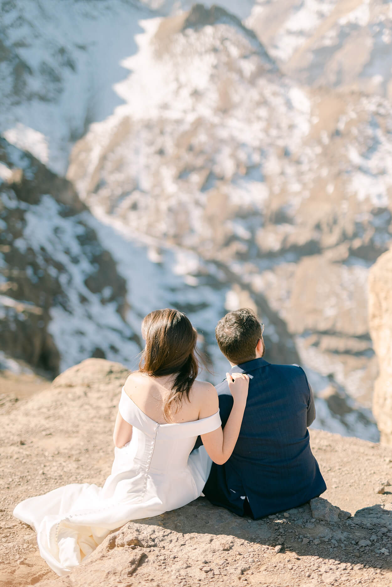 noivos sentados no topo da montanha em Valle Nevado