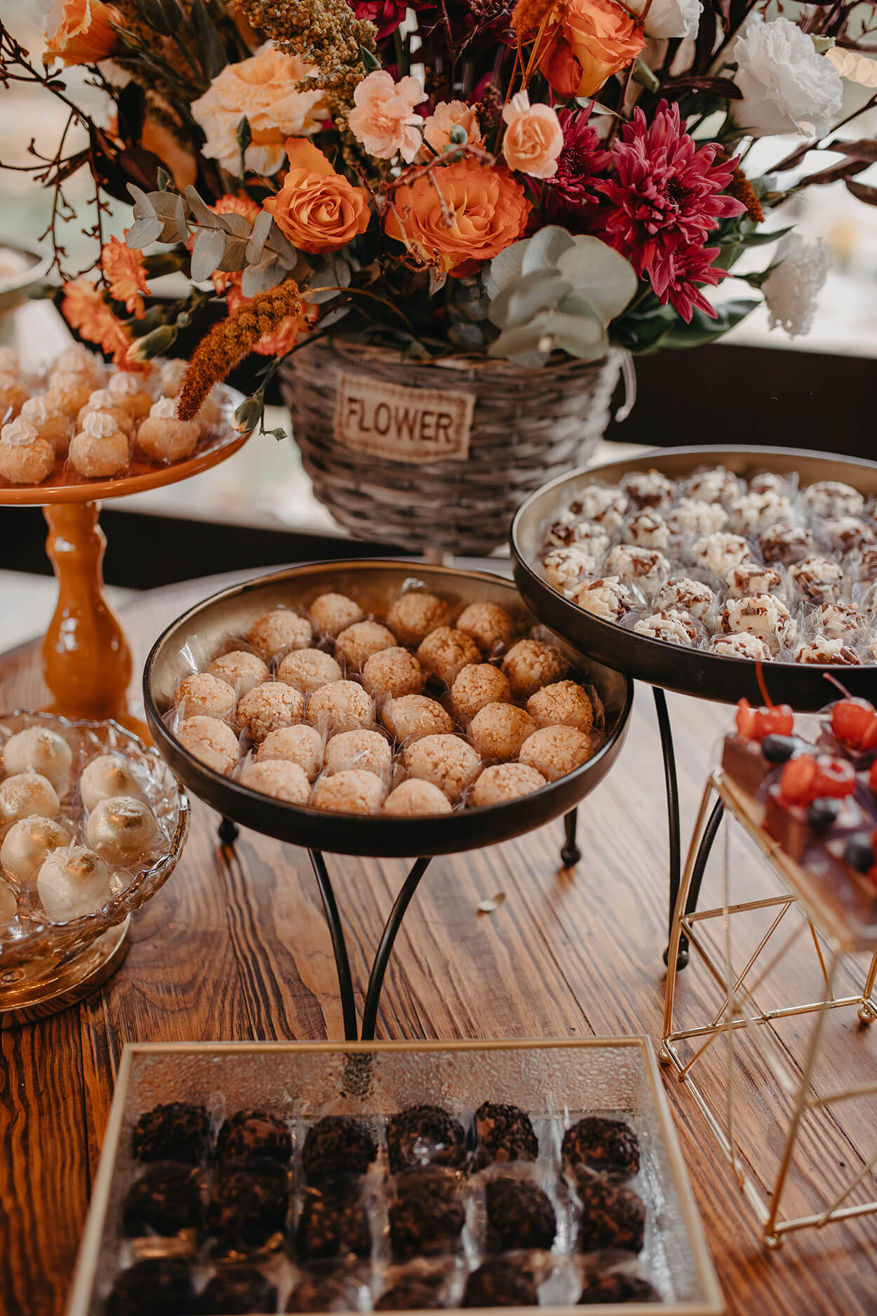 mesa de madeira com bandejas com doces de casamento
