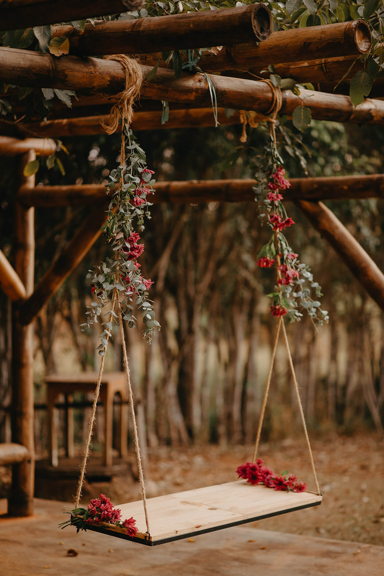 balanço de madeira com flores vermelhas