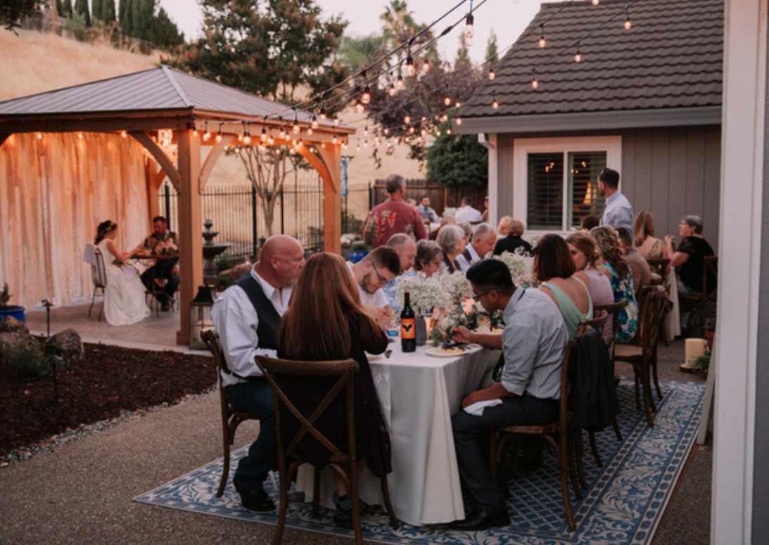 casamento em casa com família reunida no jardim no final da tarde