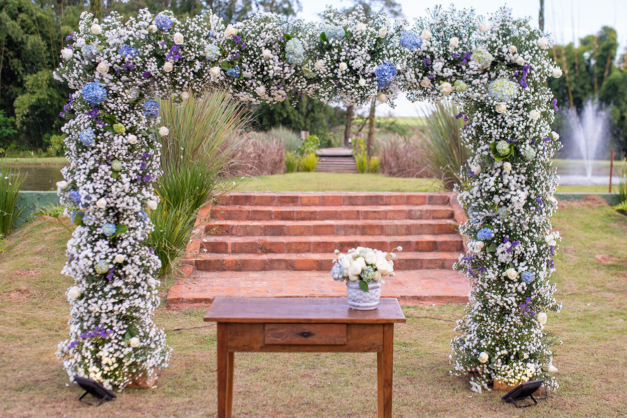 altar com flores brancas e hortensias azuis
