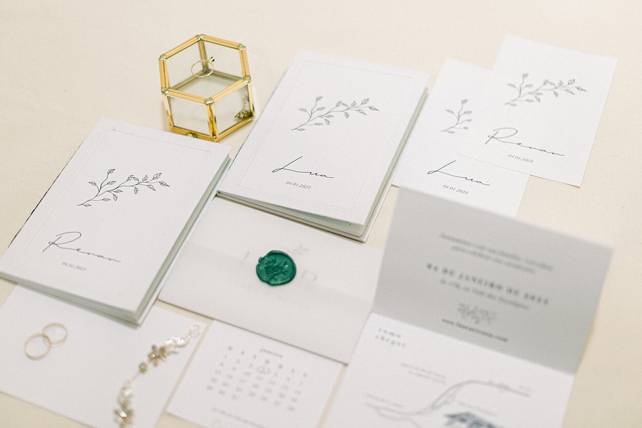 convite de casamento branco e minimalista com selo de cera verde