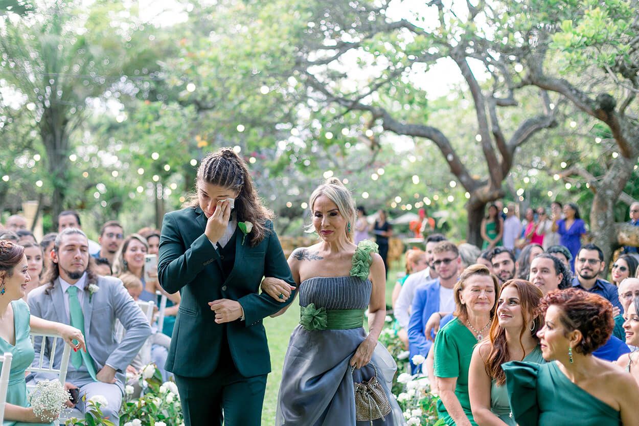 entrada do noivo com a sua mãe com vestido azul e verde
