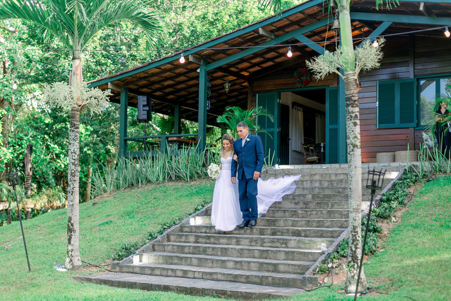 Um mini wedding inspirador com estilo minimalista e clima íntimo no jardim