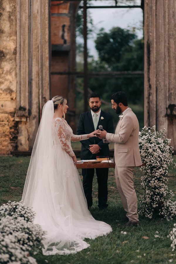 capa post: noivos na ceriemônia de casamento