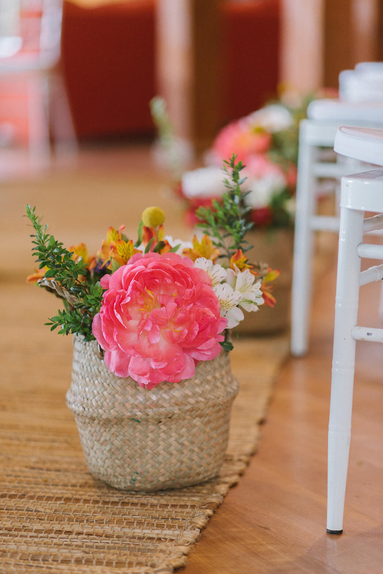 vaso rústico com flores rosas laranjas e brancas
