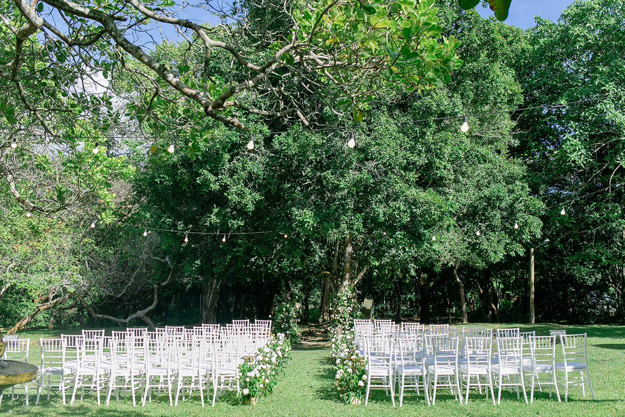 cadeiras brancas tiffany e altar floral no campo