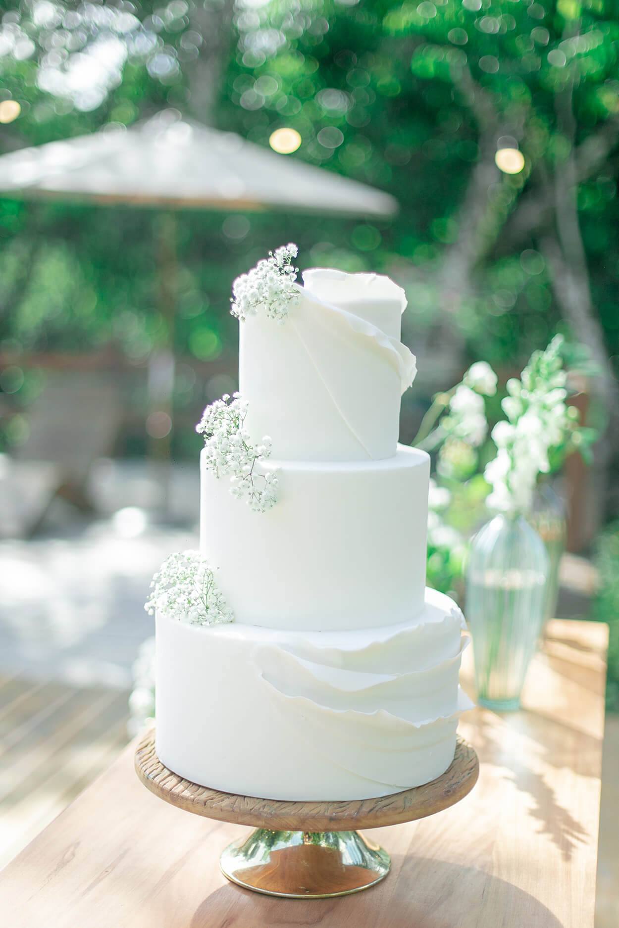 bolo de casamento branco com três andares com babados e ramos de flores mosquitinho 