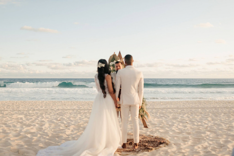 noivos em cerimônia de casamento boho na praia