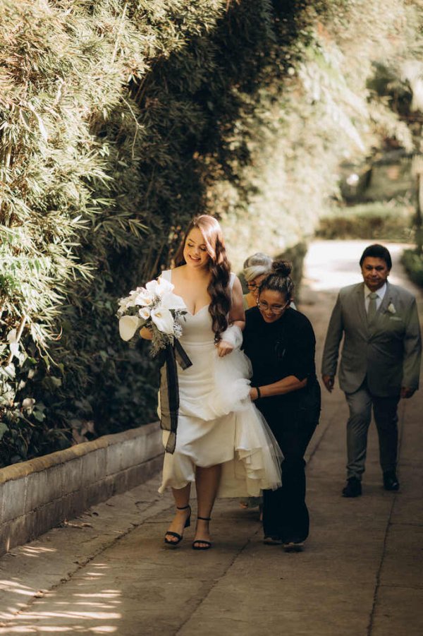 capa post: entrada da noiva com Trevo assessoria segurando o vestido