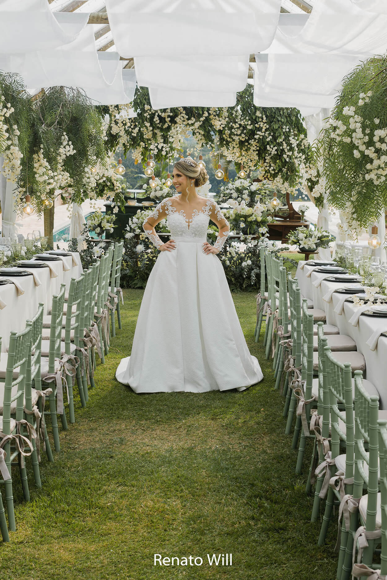 noiva com vestido clássico no jardim com mesas postas