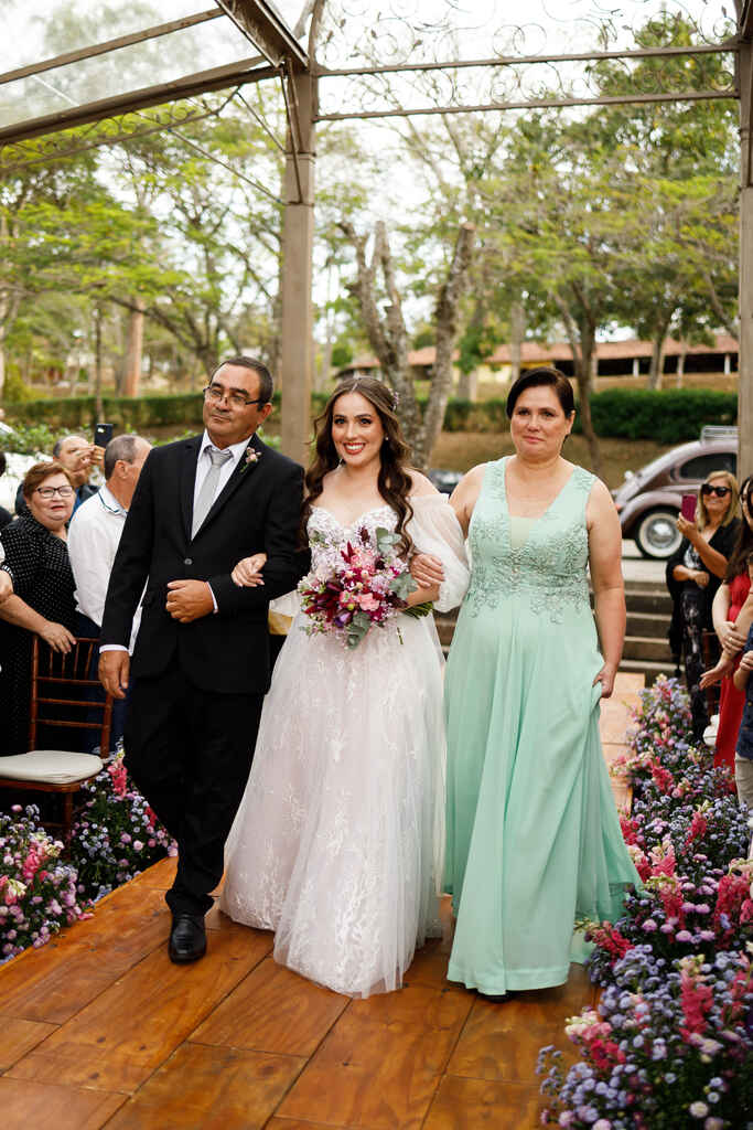 entrada da noiva com terno preto e mãe com vestido verde claro