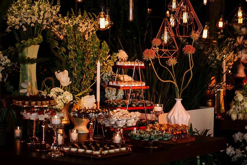 mesa de doces para casamento com lampadas suspensas 