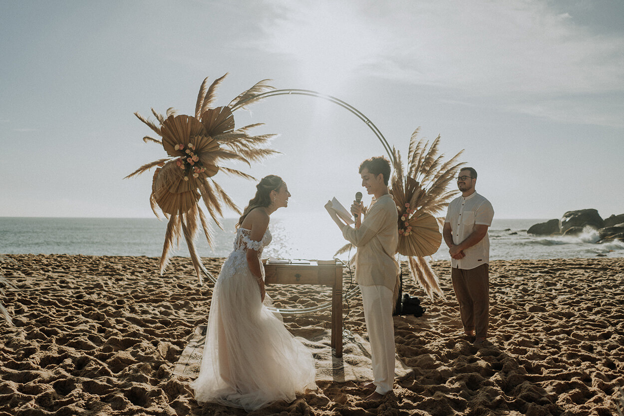noivos no altar no casamento na praia