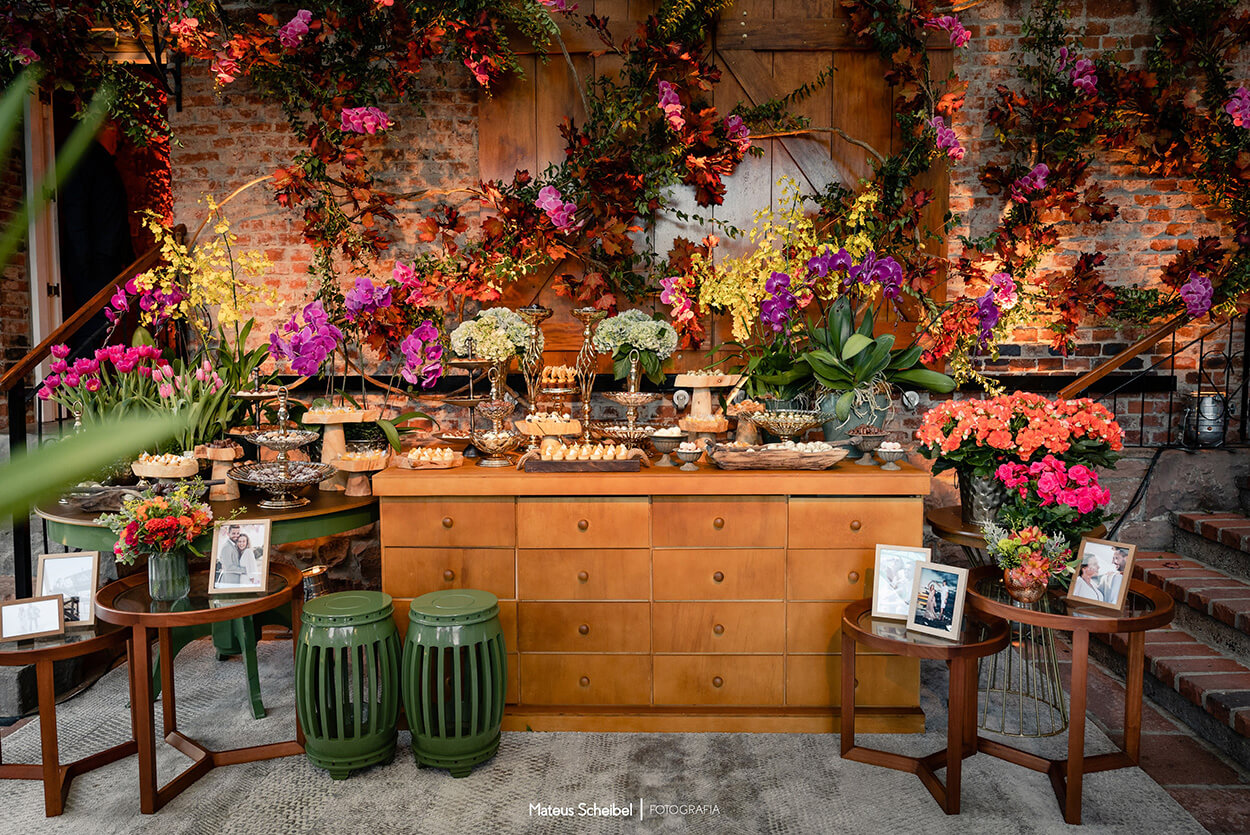 mesa com doces e vasos com flores