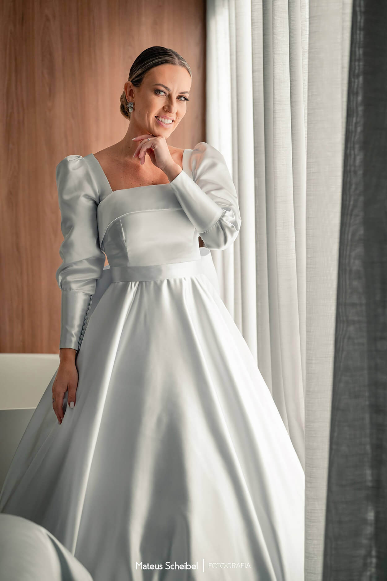 mulher com vestido de noiva com manga