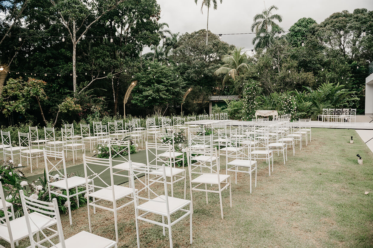cadeiras brancas de ferro no jardim